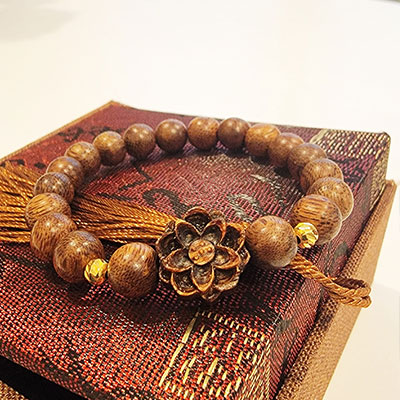 Agarwood Bracelet With Lotus Mix Golden Ball 10k